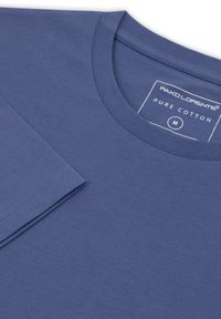 Czysta bawełna, t-shirt z okrągłym dekoltem w ciemnoniebieskim kolorze. Posiada krótkie rękawy, gładką fakturę oraz metkę oznaczającą rozmiar "M".