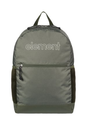 Mochila verde con una textura suave, que cuenta con un bolsillo frontal con cremallera, bolsillos laterales de malla y un logo blanco prominente en la parte frontal.