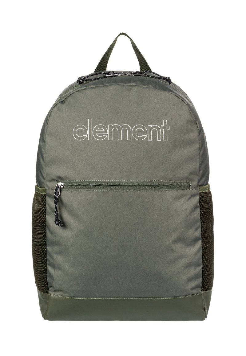 Mochila verde con una textura suave, que cuenta con un bolsillo frontal con cremallera, bolsillos laterales de malla y un logo blanco prominente en la parte frontal.