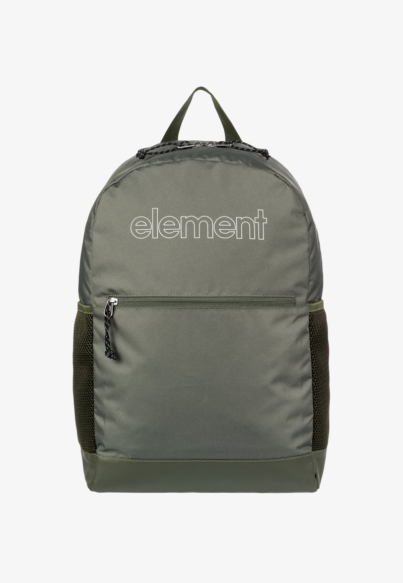 Zielony plecak o gładkiej fakturze, z przednią kieszenią na zamek, siateczkowymi kieszeniami bocznymi i wyraźnym białym logo z przodu.