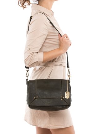 Schwarze Leder-Crossbody-Tasche mit strukturiertem Finish, goldenen Akzenten, Klappverschluss und verstellbarem Tragegurt.