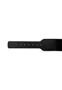 Zwarte leren riem met een gladde afwerking, voorzien van meerdere gaten voor aanpassing en een platte, rechthoekige vorm. Brede band voor ondersteuning.