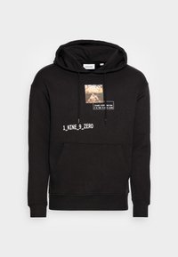 Czarna bluza z kapturem wykonana z miękkiego materiału, z przednią kieszenią, nadrukiem graficznym z tekstem na piersi oraz sznurkami przy kapturze.