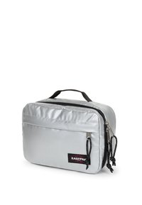 Hopeapretty Eastpak-pussi mustalla kahvalla, kaksinkertainen vetoketju pääosastossa, etuvetoketjutasku ja logokangas oikeassa alakulmassa.