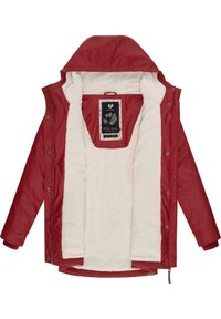 Giacca isolante rossa con morbido rivestimento interno in pile bianco, cappuccio regolabile, chiusura frontale con zip e abbottonatura. Etichetta interna visibile.