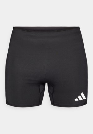 Černé sportovní šortky z elastické látky, s přiléhavým střihem, plochými švy a bílým logem se třemi pruhy na spodní pravé straně.