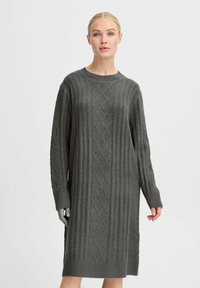 Grau gestricktes Kleid mit einem Rautenmuster, langen Ärmeln, Rundhalsausschnitt und Rippenbündchen. Knielang mit lockerer Passform und strukturiertem Stoff.