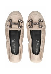 Beige Wildlederschuhe mit einer abgerundeten Zehe und gerafften Seiten. Dekorative metallene Schnalle mit mit Edelsteinen verziert, die über den Vorschuh verläuft. Schwarze Innenausstattung.