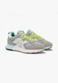Scarpe sportive grigio chiaro con tomaia in mesh e suede. Presentano accenti verde menta e lacci lime brillanti. Suola in gomma flessibile con battistrada.
