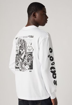 Maglietta bianca a maniche lunghe con una grande grafica nera sul retro che presenta varie illustrazioni legate alla musica e vinili sulle maniche.