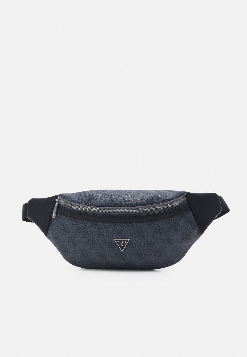Sac banane à motifs gris foncé avec fermeture éclair à l'avant et patch en forme de triangle avec logo Guess sur fond blanc uni.