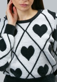 INFLUENCER HEART ALL-OVER - Strickpullover - off white