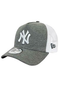 Gorra de béisbol gris con una parte trasera de malla blanca. Presenta un logotipo en relieve blanco de "NY", visera curva y una pegatina en el ala.