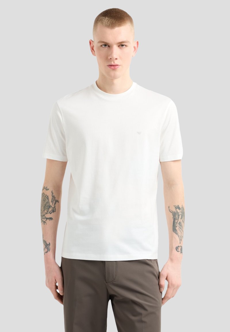 Emporio Armani - CON RICAMO - T-shirt basique - bianco, Agrandir