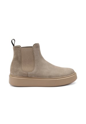 Bottines en daim beige avec des panneaux latéraux en élasthanne, une languette de tirage et une semelle en caoutchouc marron solide. Texture lisse avec des détails de couture minimes.