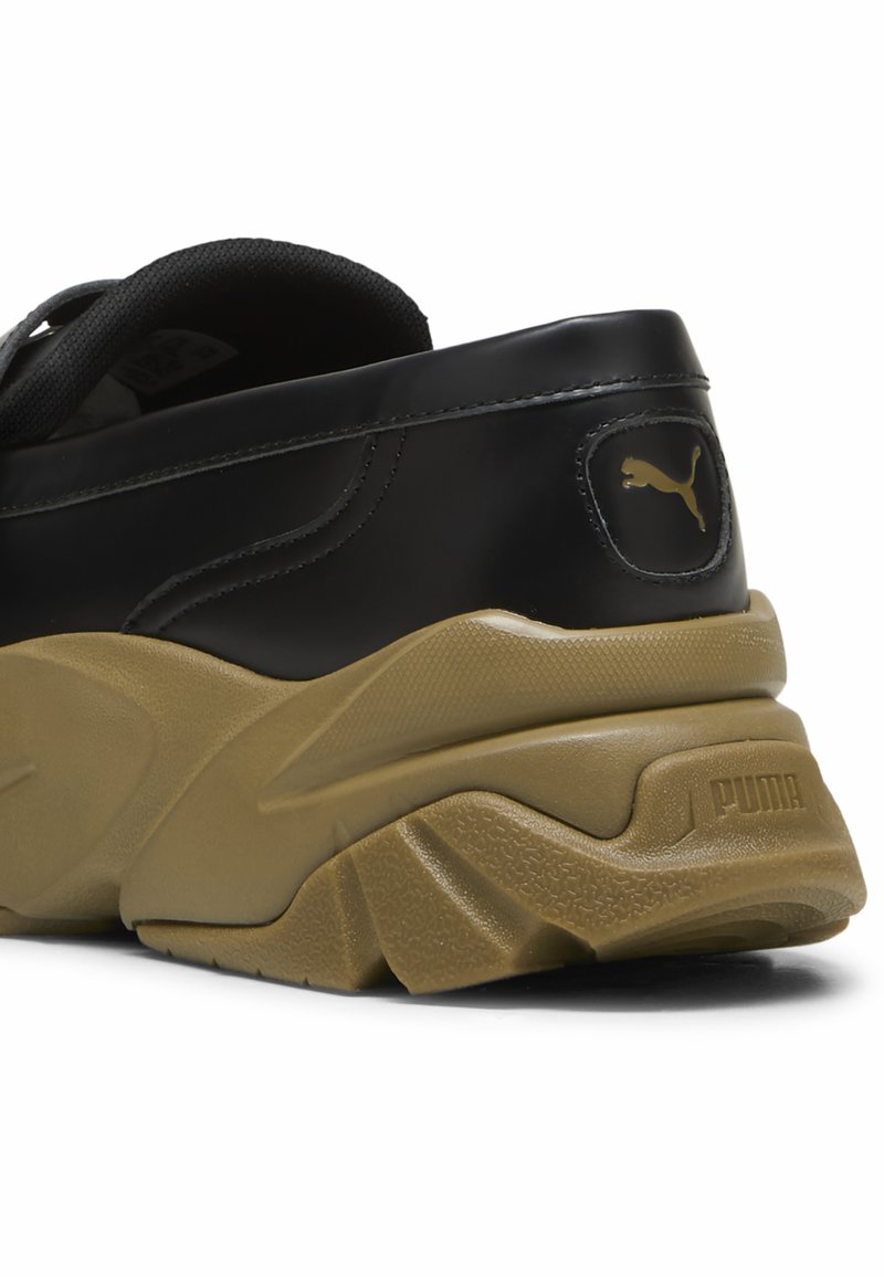 Czarne skórzane sneakersy z teksturowaną brązową gumową podeszwą, z złotym logo Pumy na pięcie oraz wyściełanym designem dla komfortu.