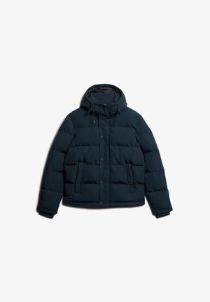 Chaqueta acolchada azul marino con capucha, diseño acolchado, dos bolsillos frontales y detalles con cordón, que presenta una silueta ligeramente recortada.