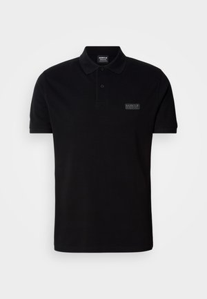 Černé polo tričko vyrobené z bavlny, s límečkem, dvěma knoflíky, krátkými rukávy a malou označenou štítkem na hrudi.