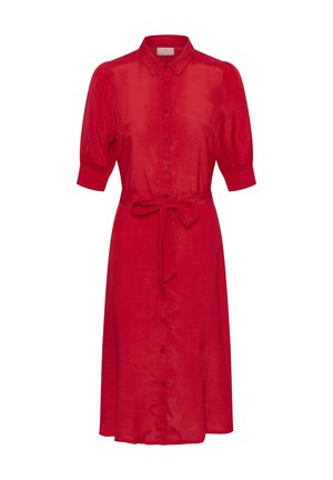 Rode linnen overhemdjurk met een knoopsluiting aan de voorkant, korte pofmouwen, een taillestrik en een uitlopende rok. Glad textuur en een klassieke kraag.