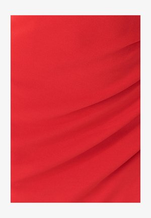 Crveni materijal s mekim, glatkim teksturom, s nježnim nabiranjem i naborima koji stvaraju suptilnu dubinu i pokret.