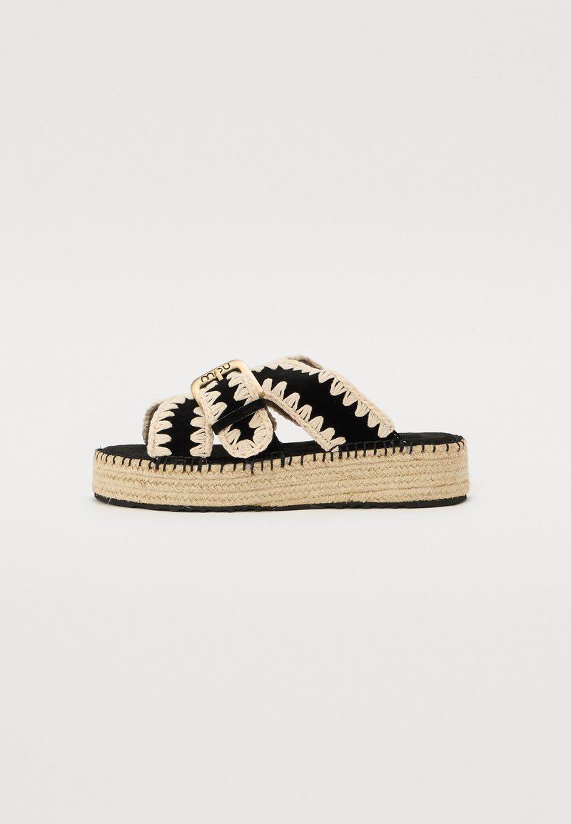 Sandali espadrillas neri con accenti beige ricamati, suola in juta intrecciata e cinturino regolabile; design della suola piatta che migliora il comfort.