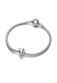 Bracciale in argento con catena a serpente caratterizzato da un dettagliato charm di Groot con occhi marroni e un piccolo vaso, completato da un clasp arrotondato.