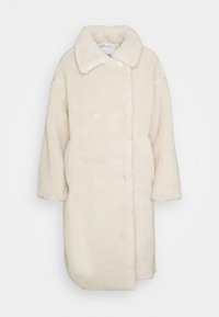 Abrigo de piel sintética crema con un amplio cuello, botonadura doble en la parte delantera, bolsillos laterales y mangas de longitud media. Textura suave y corte oversized.