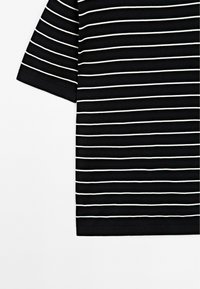 Sort T-shirt med korte ærmer, der har vandrette hvide striber, lavet af blødt stof med en glat tekstur. Pæne syninger på ærmerne.