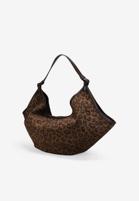 Bolso hobo con estampado de leopardo, de amplia abertura, forma curva y Acabados en cuero marrón. Tejido suave con textura y patrón animal.