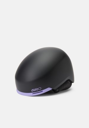 Casque de vélo noir avec une finition mate lisse, présentant une accentuation violette à la base et des ouvertures de ventilation sur les côtés.