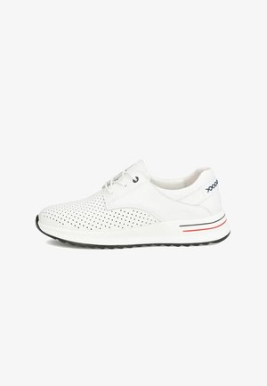 Witte lage sneaker met geperforeerde zijkanten, veters aan de voorkant, een gevoerde zool met zwart profiel en een rood-zwarte streep aan de hiel.