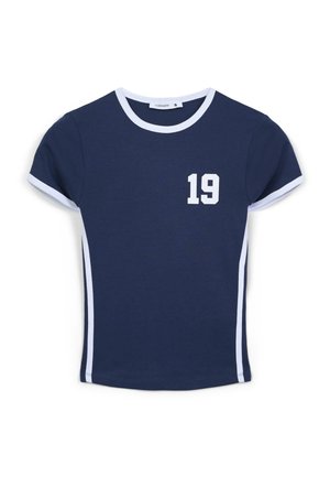 Granatowa koszulka z krótkim rękawem, z białymi akcentami i nadrukowanym numerem "19" na lewej piersi. Wykonana z miękkiego, gładkiego materiału.