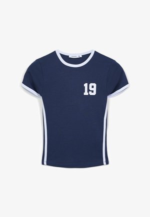 T-shirt blu navy con maniche corte, dettagli bianchi e numero stampato "19" sul lato sinistro del petto. Realizzato in tessuto morbido e liscio.