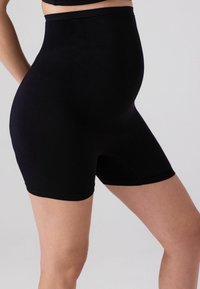 Sort graviditetsshorts med høj talje lavet af strækbart stof, med en glat tekstur og korte ben, designet til komfort.