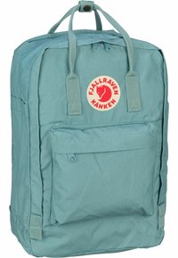 Turquoise stoffen rugzak met een voorvak, verstelbare schouderbanden en een ronde logo patch met een rode vos. Eenvoudig rechthoekig ontwerp.