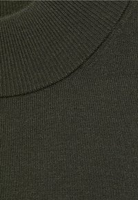 Tissu tricoté vert foncé avec un col haut côtelé chevauchant le corps tricoté plus lisse d'un pull.