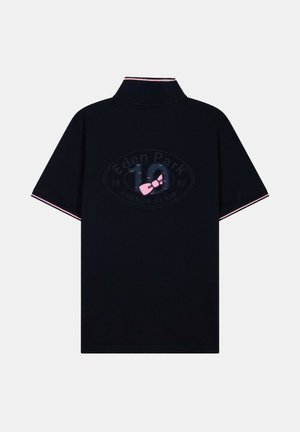 Polo bleu marine à manches courtes avec bordure rose, col montant et logo "Eden Park 10 French Flair" arborant un nœud rose dans le dos.