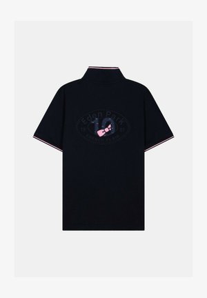 Polo bleu marine à manches courtes avec bordure rose, col montant et logo "Eden Park 10 French Flair" arborant un nœud rose dans le dos.