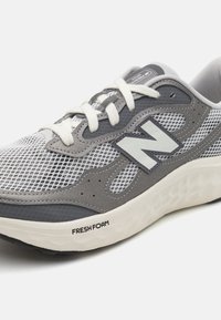 Sportsko med gråt mesh og suede overdel, hvide snører og bulget Fresh Foam sål. Har et fremtrædende N-logo på siden.