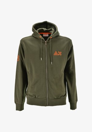 Felpa con zip verde oliva, dotata di tasche frontali, cordini e marchi arancioni sul petto e sulla manica.