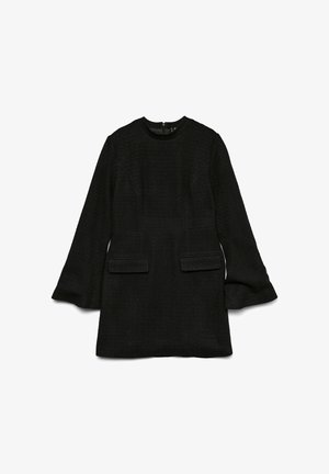 Czarna sukienka z fakturowanym materiałem, okrągłym dekoltem, długimi rozkloszowanymi rękawami i dwoma przednimi kieszeniami. Prosta sylwetka z zapięciem na zamek z tyłu.