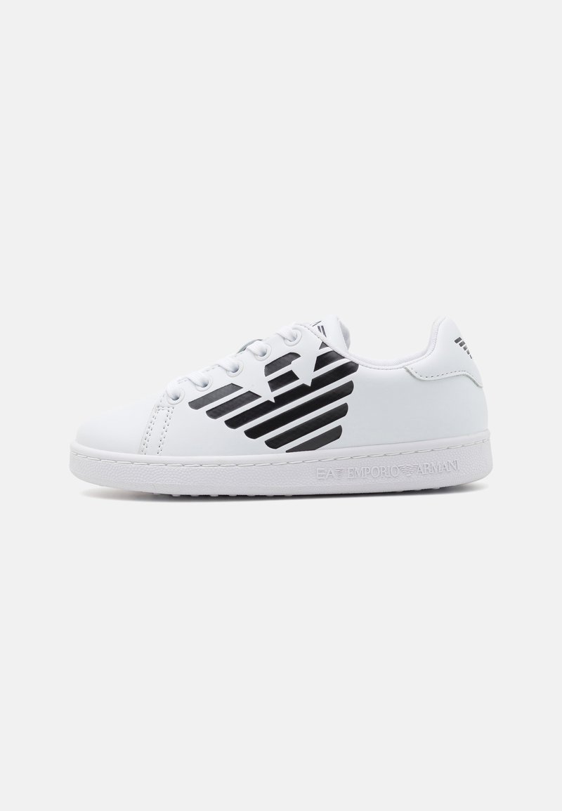 Hvite sneakers med en glatt syntetisk overdel, med svart stripe og stardesign, flate lisser og preget merkevare på sålen.