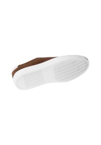 Baskets en suède marron avec une semelle en caoutchouc blanc, présentant un motif de semelle texturé. Design simple et profil bas sans embellissements.