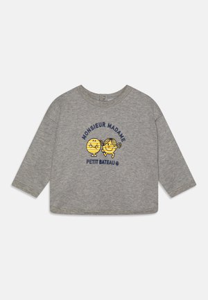 Grå langærmet T-shirt lavet af bomuld, med rund halsudskæring og legesyge trykte figurer med teksten "Monsieur Madame".
