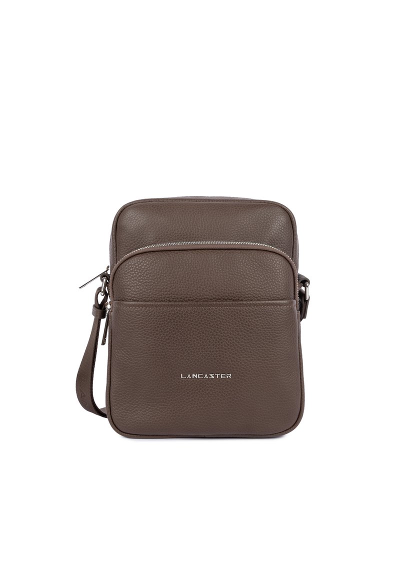 Borsa a tracolla in pelle marrone con superficie texturizzata. Presenta una chiusura con zip, una tasca frontale e una tracolla regolabile. Logo del marchio sulla parte anteriore.
