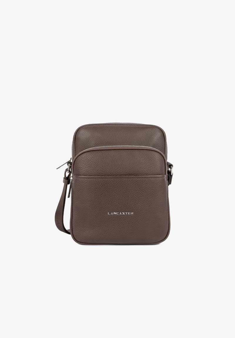 Borsa a tracolla in pelle marrone con superficie texturizzata. Presenta una chiusura con zip, una tasca frontale e una tracolla regolabile. Logo del marchio sulla parte anteriore.