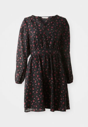 Abito lungo nero a maniche lunghe con stampa floreale rossa, scollatura a V, vita arricciata e gonna leggermente svasata esposto su sfondo bianco.