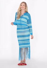 Kötött kék ruha vízszintes csíkokkal, rövidített topal és hosszú szoknyával, frufrus szegéllyel. Puha, könnyű anyag.