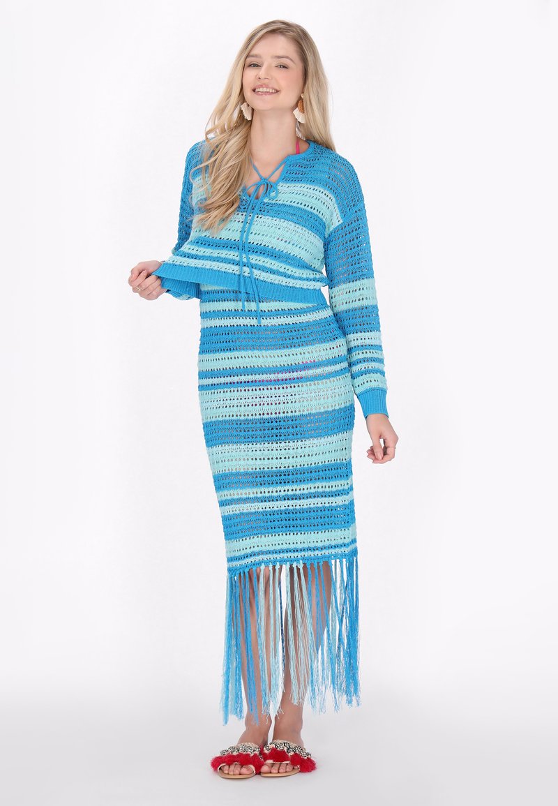 Kötött kék ruha vízszintes csíkokkal, rövidített topal és hosszú szoknyával, frufrus szegéllyel. Puha, könnyű anyag.
