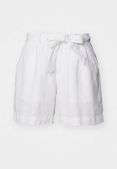 Hvite linshorts med knyttet midjebånd, løs passform, brettet kant og glatt tekstur. Enkelt, elegant design uten utsmykninger.